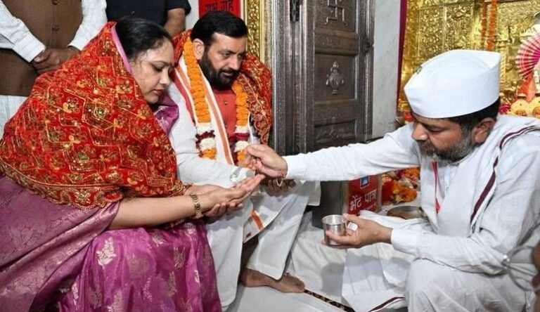 मुख्यमंत्री नायब सैनी ने धर्मपत्नी सहित पहले नवरात्र पर किए माता मनसा देवी के दर्शन, लिया आशीर्वाद