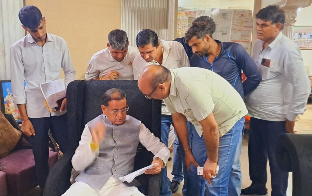 ट्रक वाला वापस ले गया राशन, डिपो धारक पहुंचा मंत्री राजेश नागर के दरबार 2 img 20250907 wa0227740693777398821539