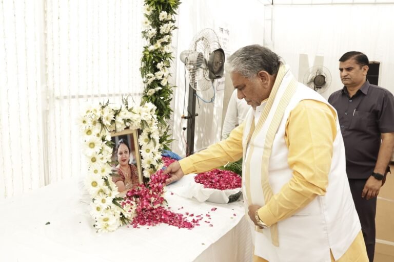 कैबिनेट मंत्री विपुल गोयल की भाभी रेनू गोयल के निधन पर शोक जताने पहुँचे मंत्री, विधायक, नेताओं ने अर्पित की श्रद्धांजलि