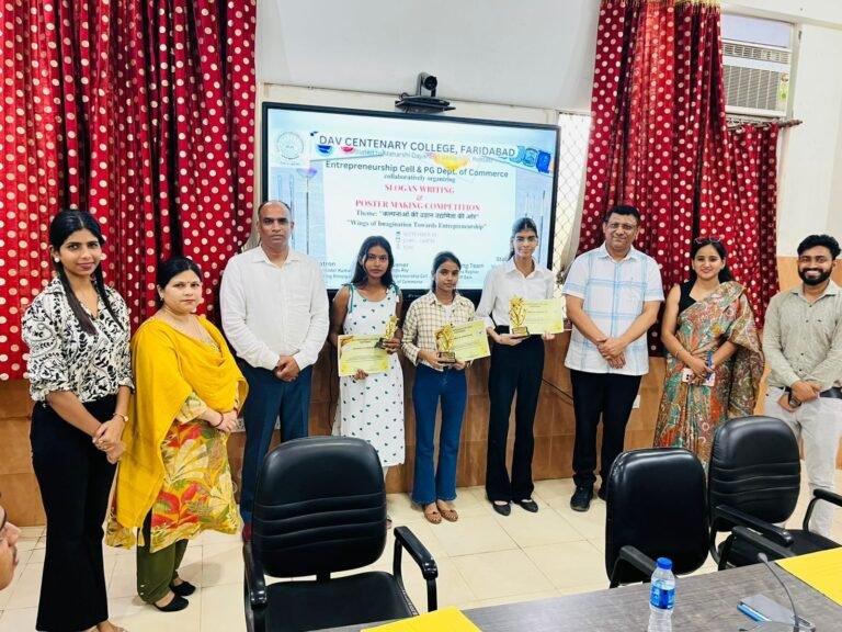 उद्यमिता पखवाड़ा के अंतर्गत डीएवी शताब्दी कॉलेज में स्लोगन लेखन एवं पोस्टर मेकिंग प्रतियोगिता का आयोजन