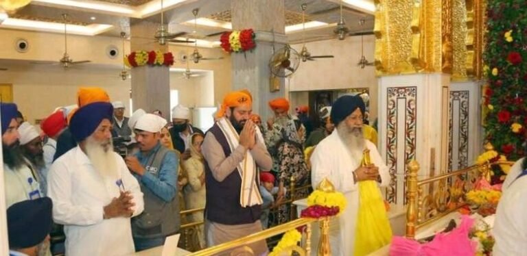 मुख्यमंत्री नायब सैनी ने गुरु पर्व पर गुरुद्वारा बंगला साहिब में नवाया शीश और की अरदास