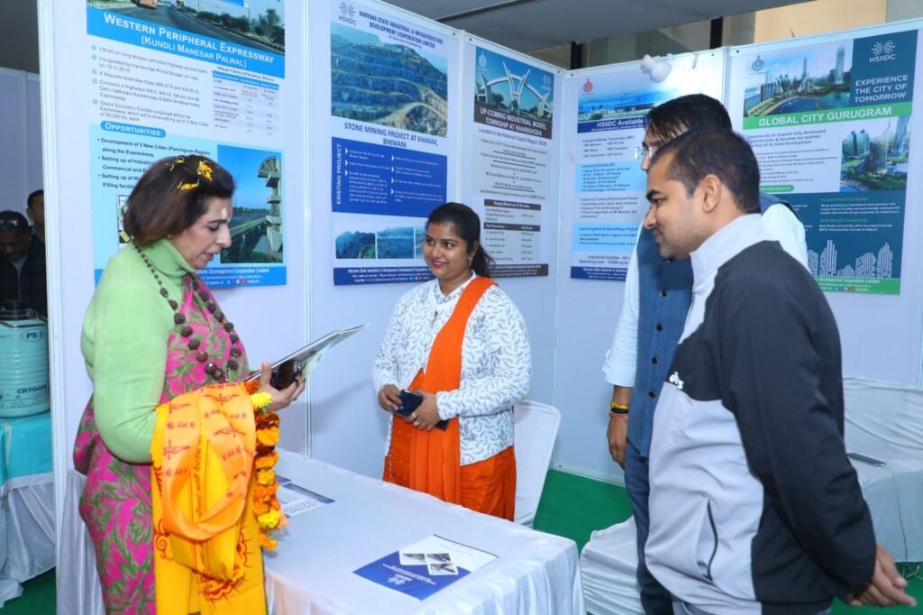 संतुलित निर्णय और नैतिकता का आधार है गीता: रेणु भाटिया 21 img 20251201 wa02816744620031574999073