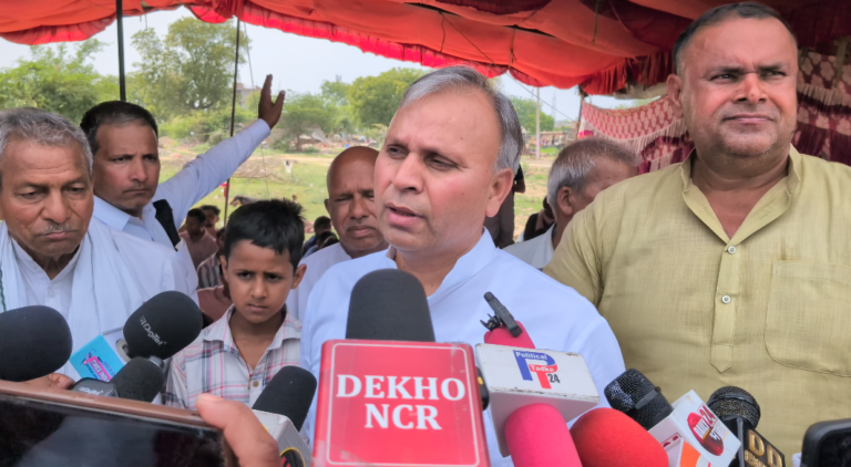 धरनारत किसानों के मकानोंं को बचाने के लिए जनप्रतिनिधि जल्द निपटारा करें: विजय प्रताप